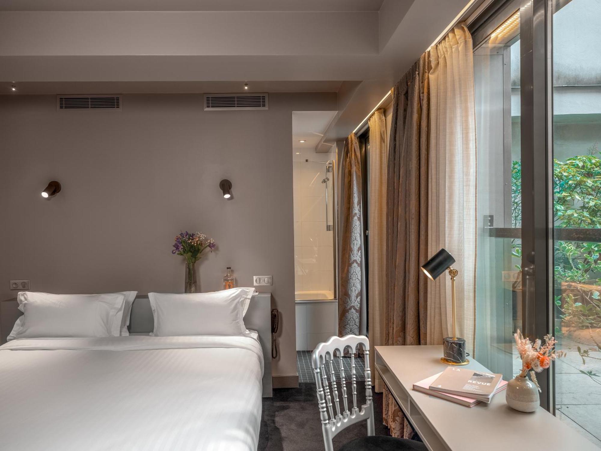 Eugène En Hotel Parigi