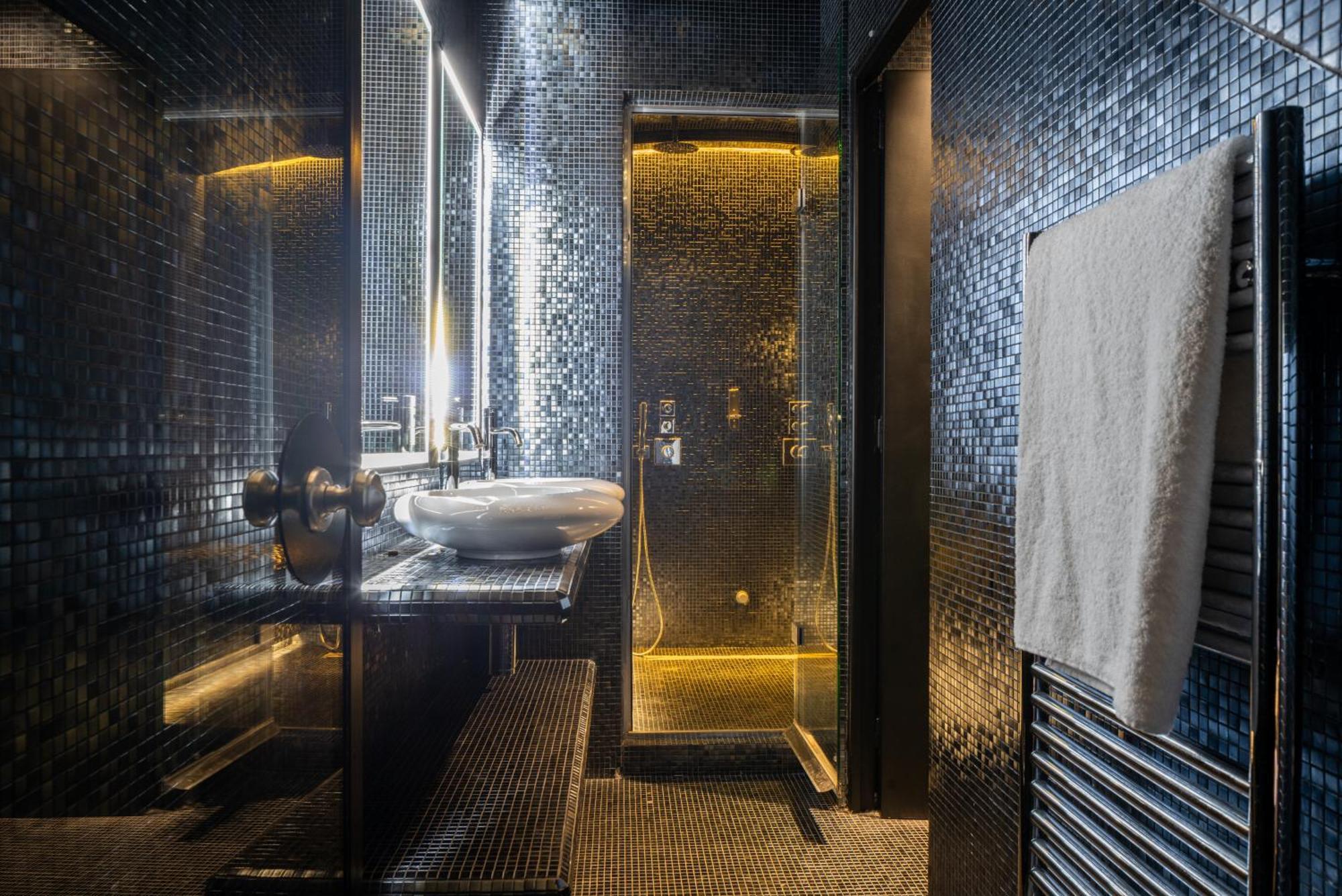 Eugène En Hotel Parigi